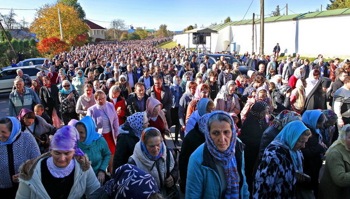 Тысячи верующих собрались в Почаевской лавре в праздник Покрова Богородицы