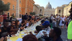 650 малоимущих накормили в Риме за христианским «столом солидарности»