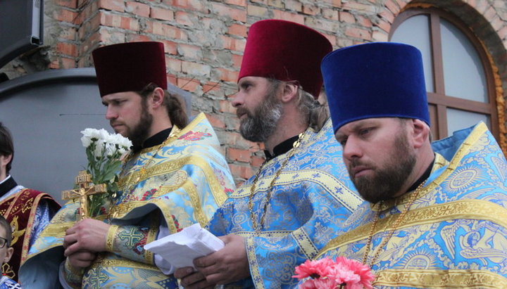 Во время богослужения в храме Казанской иконы Божией Матери в селе Рачин