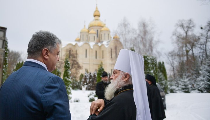 Петро Порошенко та митрополит Черкаський і Канівський Софроній