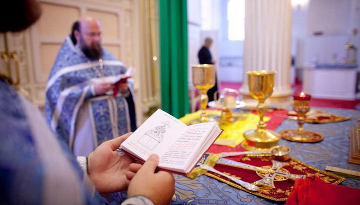 Служебник – богослужбова книга слов'янських православних традицій, призначена для священика і диякона