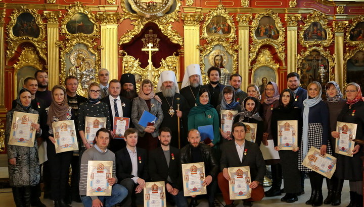 В Крестовоздвиженском храме Свято-Успенской Киево-Печерской лавры состоялось награждение руководства и сотрудников телеканала «Интер» церковными наградами