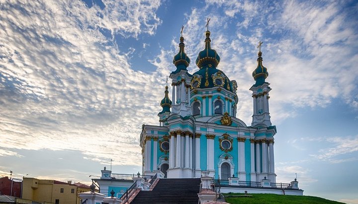 За даними ЗМІ, представники Фанару проведуть своє перше богослужіння в Андріївській церкві 13 грудня.