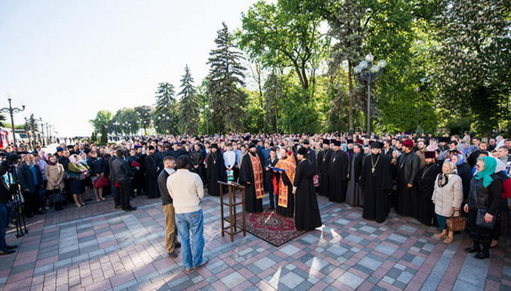 Молебен у стен Верховной Рады Украины