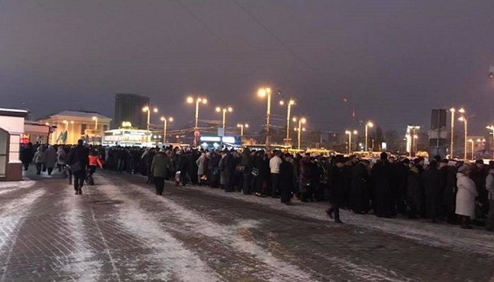 На митинг в поддержку Томоса в Киеве 15 декабря централизованно свозят людей со всей Украины.