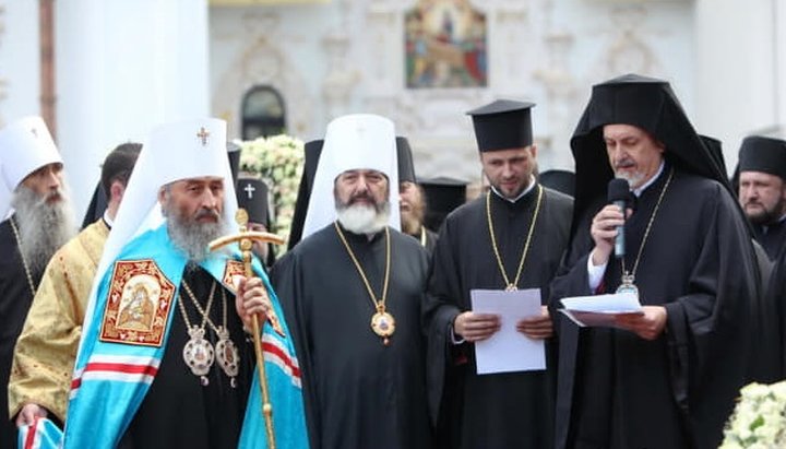 Митрополит Эммануил зачитывает Предстоятелю УПЦ поздравления Константинопольского патриарха Варфоломея с интронизацией.