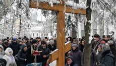 UOC believers start prayerful standing outside Verkhovna Rada (LIVE)