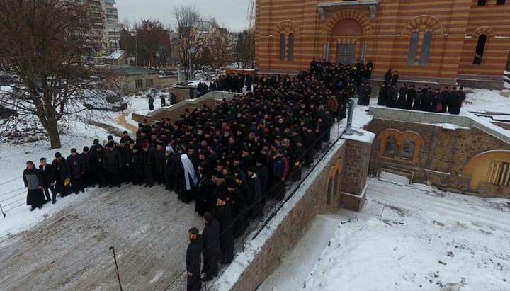 Около 400 священнослужителей Винницкой, Тульчинской и Могилев-Подольской епархий прошли по главной улице Винницы крестным ходом