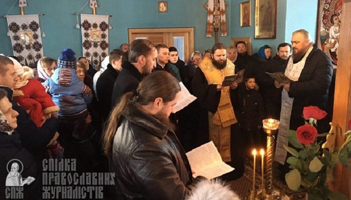 Клирики Ровенской епархии приехали поддержать верующих УПЦ с. Урвенна рождественскими колядками и молитвой.
