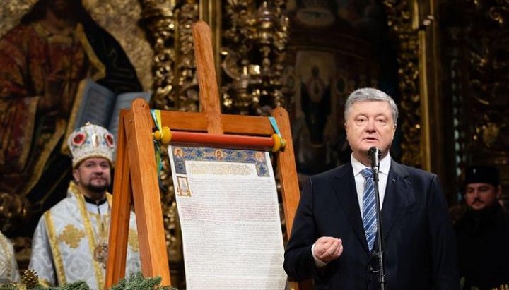 Президент Порошенко показывает копию Томоса