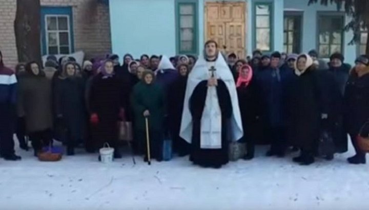 Громада захопленого храму УПЦ в с. Оленівка