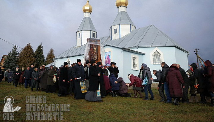 В Урвенне активисты ПЦУ пытаются захватить храм УПЦ. Паства просит молитв