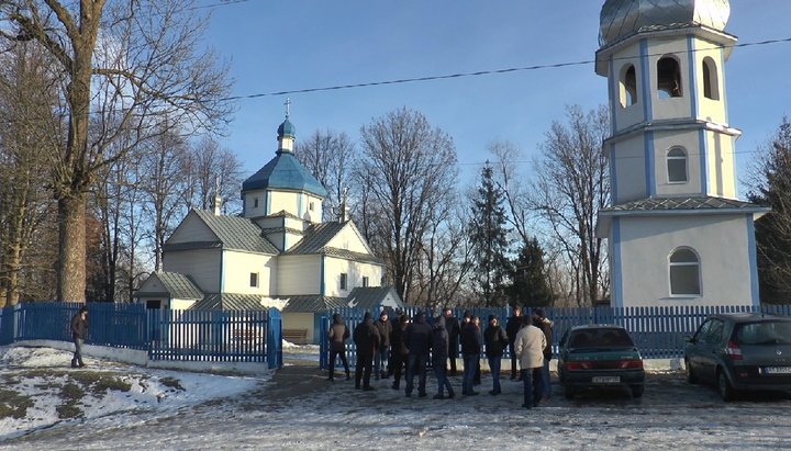 В селі Похівка чиновники допомогли розкольникам захопити храм УПЦ