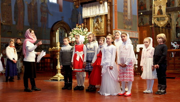Рождественские песнопения исполнили ученики школы, действующей при Почаевской лавре