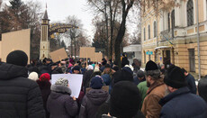 У Вінниці біля будівлі суду віруючі молились про здоров'я судді