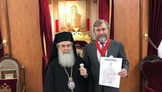 Patriarch Theophilos III awards Novinsky with Golden Cross
