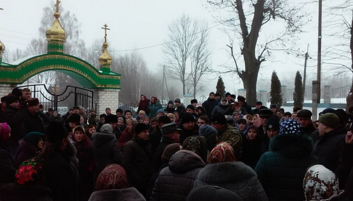 У Гніздичному радикали з поліцією побили настоятеля і вірян УПЦ