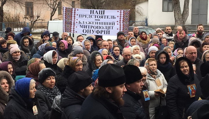 Сотни верующих УПЦ пришли к Здолбуновской райгосадминистрации на молитвенное стояние