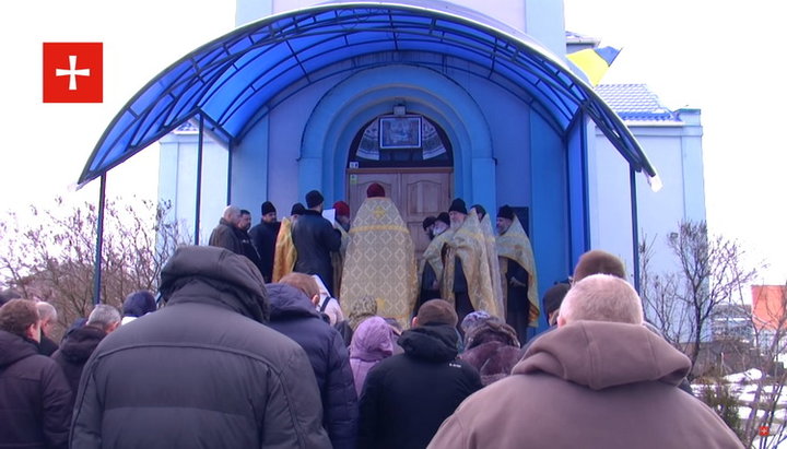 Молебен о умножении любви у входа в Свято-Успенский храм села Погребы Киевской области
