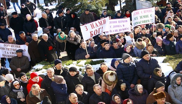 Молитовне стояння вірян села Глибока біля РДА