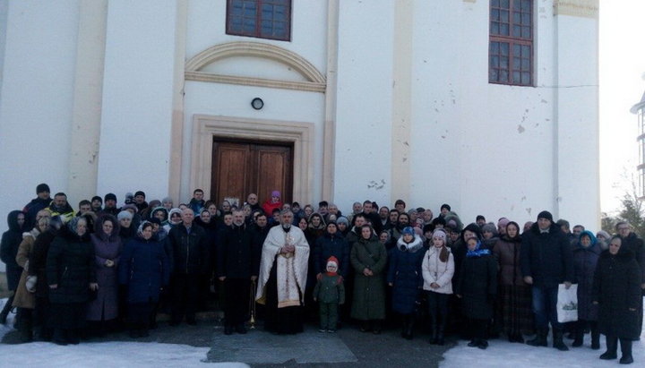 Віруючі жителі Богородчан біля стін Свято-Троїцького храму