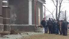 OCU supporters cut locks from UOC church in vlg. Peski, Volyn region