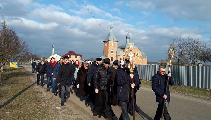 Верующие УПЦ крестным ходом пришли на собрание, но вынуждены были его покинуть