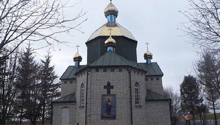 Храм УПЦ в селі Озерці, Волинська єпархія.