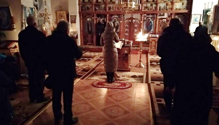 Believers of the Archangel Michael Church of the UOC in the village of Berezhnitsa, Vizhnitsa district, are protecting their temple