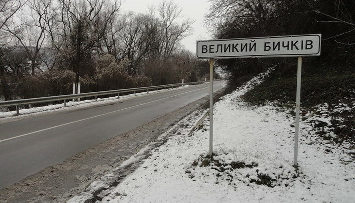 Заборонений у служінні після переходу в ПЦУ клірик Свято-Покровського храму в селі Великий Бичків присвоїв собі антимінс канонічної Церкви