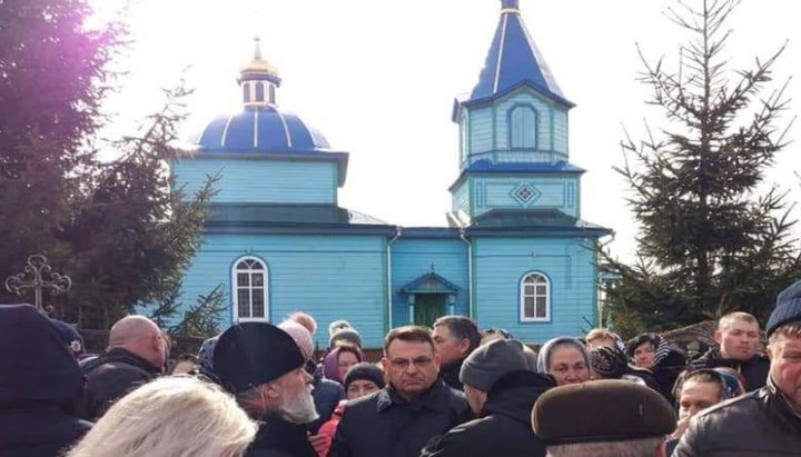 Противостояние возле Свято-Покровской церкви в селе Курозваны