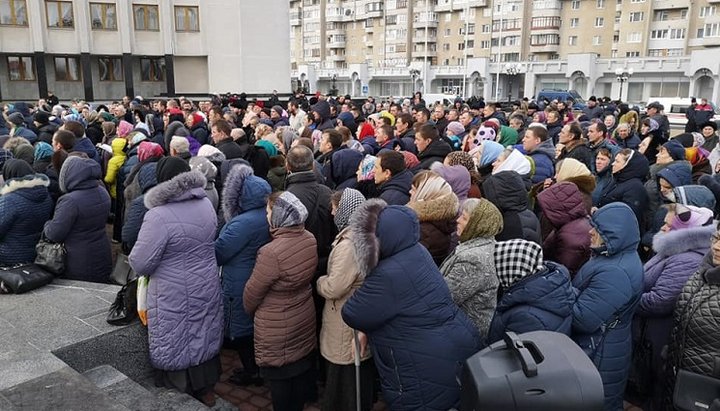 Верующие собрались на молебен у здания Волынской ОГА, защищая свое право на веру.