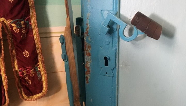 The head of the Zdobunov District State Administration Sergey Kondrachuk broke the lock on the door of the Holy Intercession Church of the UOC to let OCU activists hold their “service”