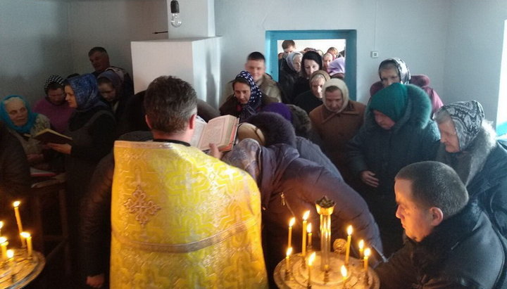 В селе Новая Мощаница верующие захваченного храма УПЦ собрались на богослужение