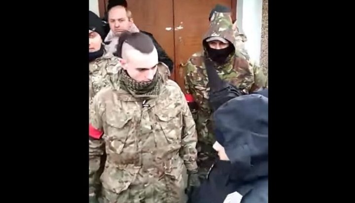 Fighters from the Right Sector blocked the temple.