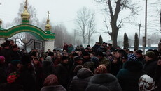 “Respect, guys” or beating of women by the UOC temple seizure in Gnezdychno