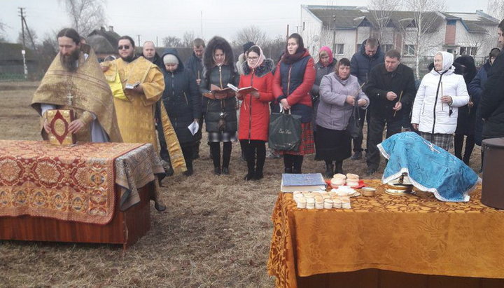 В селе Ковпыта община УПЦ молилась возле захваченного радикалами храма