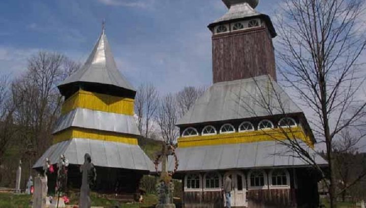 The old wooden St. Nicholas Church, the village of Prislop