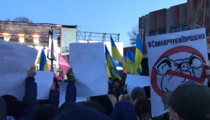 Акція Національного корпусу під час виступу Петра Порошенка в Житомирі