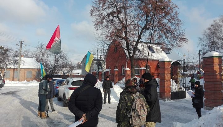 Одна из акций радикалов по переводе религиозной общины в ПЦУ