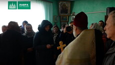 У Курозванах активісти ПЦУ намагаються відібрати будинок священика