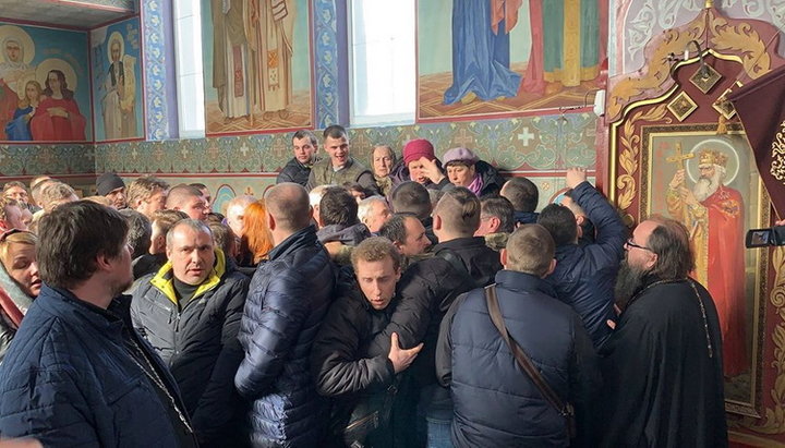 Representatives of the territorial community who are not parishioners entered the church during the service