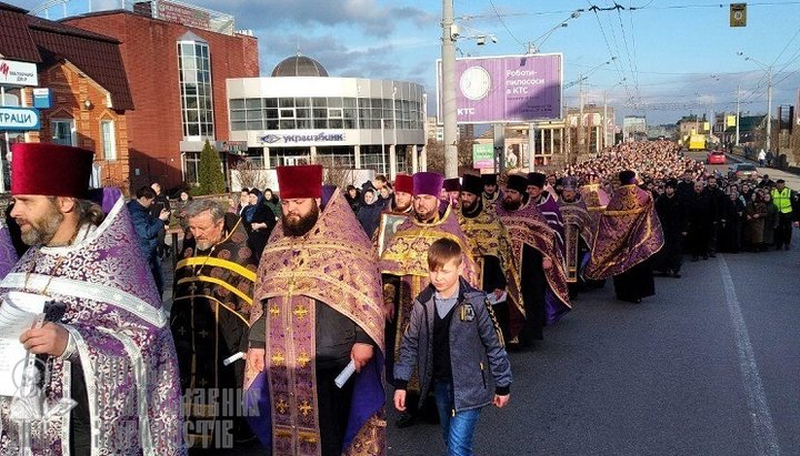 Близько 7 тисяч хрестоходців з іконами і молитвою пройшли вулицею Соборною у Неділю Торжества Православ'я.