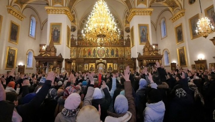 Віруючі Святогірської лаври голосують за вірність УПЦ.