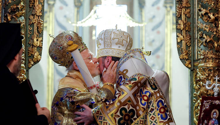 Патріарх Варфоломій цілує Епіфанія Думенка