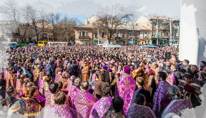 В Одессе на крестный ход и молебен в праздник Торжества Православия собралось свыше 10000 верующих.