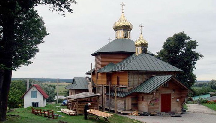 Храм УПЦ святых Косьмы и Дамиана в селе Розваж Острожского района Ровенской области