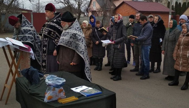 Парафіяни Свято-Успенського храму села Погреби зібралися для спільної молитви на вулиці