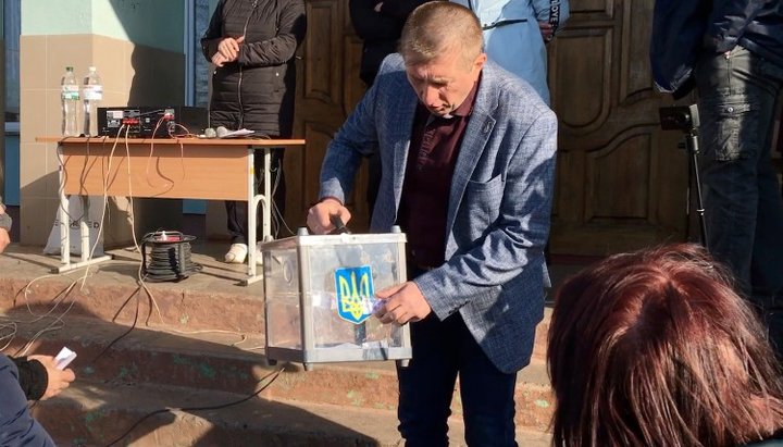 Депутат Хвалибога вынес с избирательного участка урны для голосования на выборах Президента