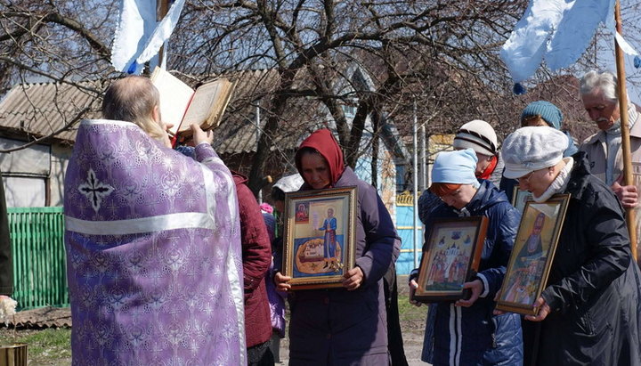 Крестный ход с мощами запорожских святых в селе Нововодяное